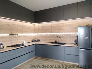 Трирівнева кухня з антресолями під стелю в сучасному стилі модерн — Гудмебель Трирівнева кухня з антресолями під стелю в сучасному стилі модерн — Гудмебель